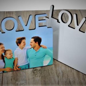 תמונת אישית על MDF עם הכיתוב LOVE